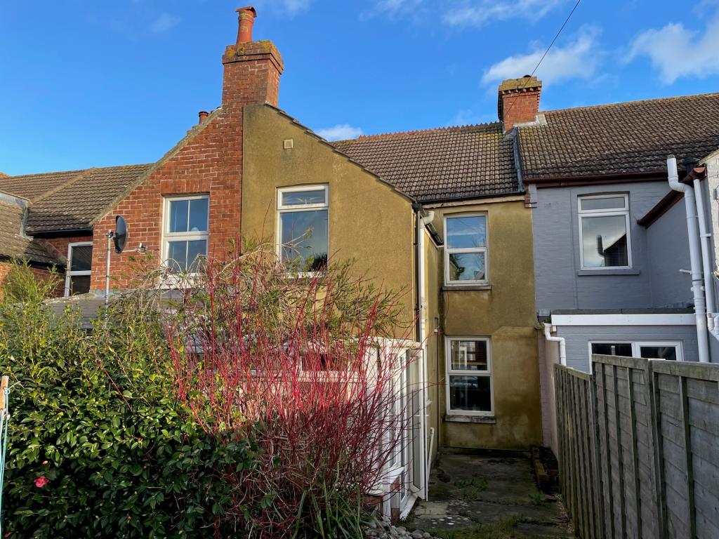 Lot: 34 - BAY FRONTED HOUSE FOR IMPROVEMENT - Rear of property